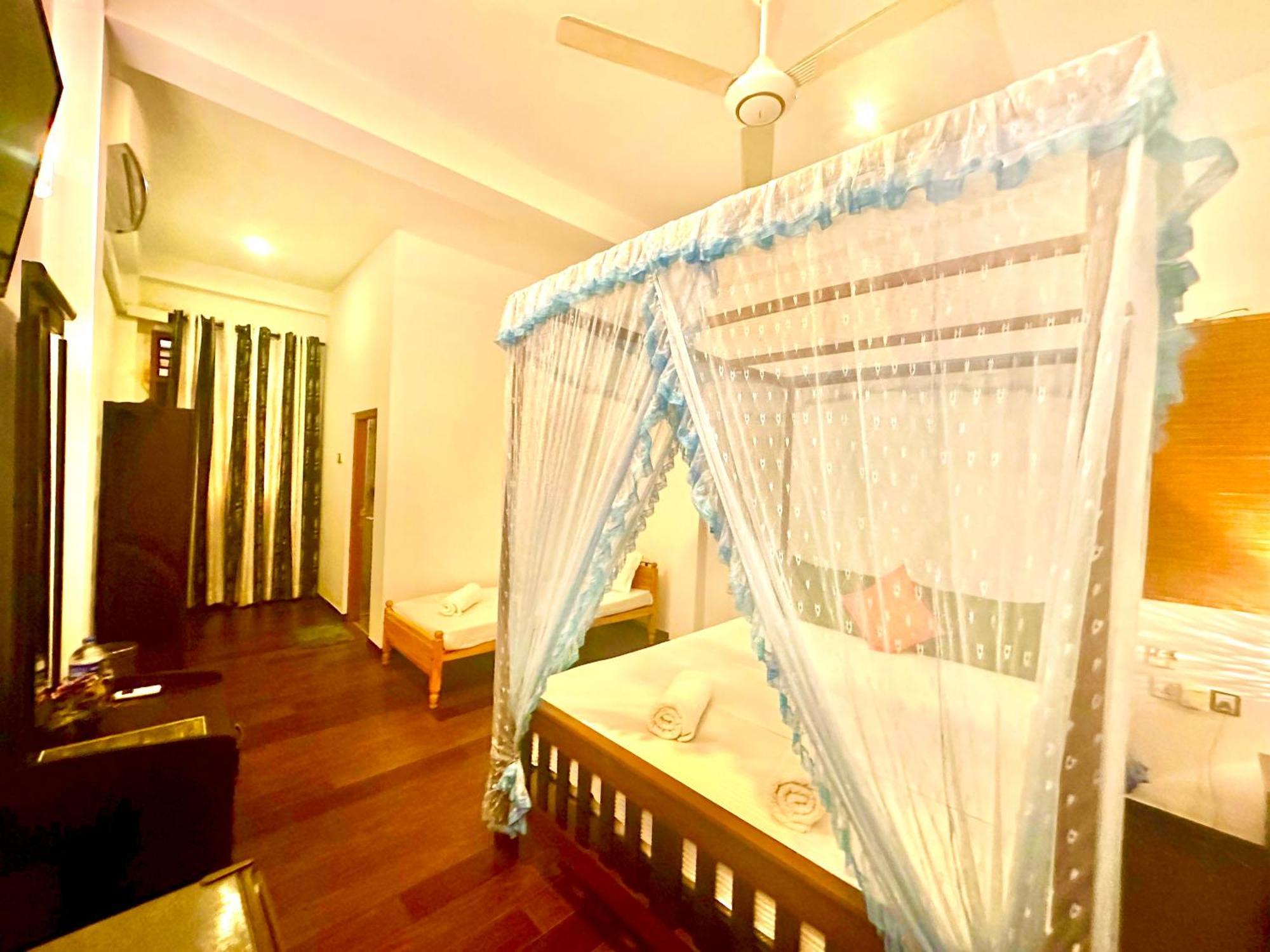 St Claire'S Green Negombo Hotel & Hostels Exteriör bild